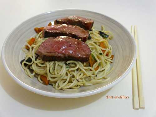 Nouilles chinoises aux carottes, champignons et feuilles de céleri