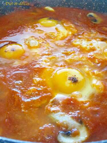 Oeufs perdus à la sauce tomate et aux champignons