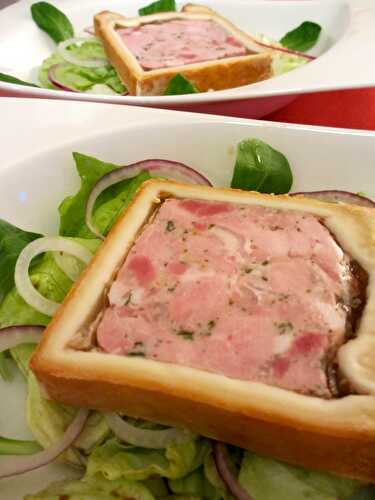 Pâté en croûte sur lit de salade verte truffée