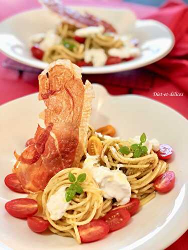 Pâtes au pesto, burrata, tomates cerises et chips de jambon cru