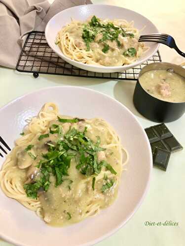 Pâtes, sauce au thon et champignons