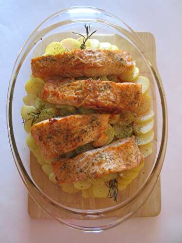 Pavés de saumon sur lit de pommes de terre et tomates