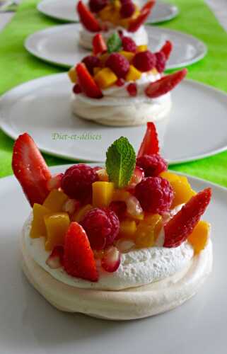 Pavlova à la mangue et aux fruits rouges