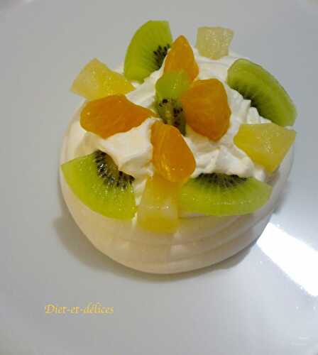 Pavlova aux kiwis, ananas et clémentines