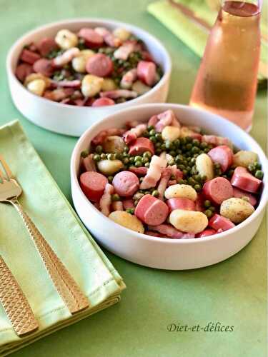 Petits pois aux gnocchi, knack et lard