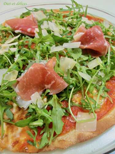 Pizza à la roquette et au jambon cru