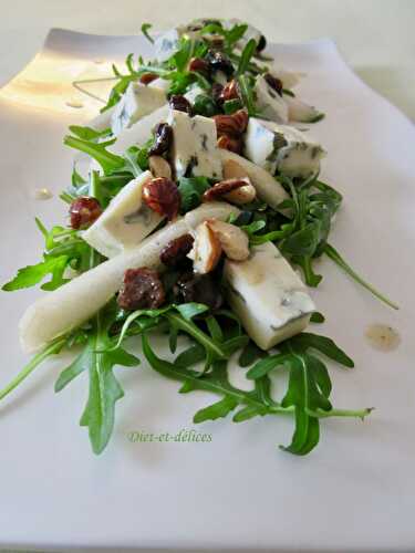 Roquette aux poires, raisins secs, noisettes et au fromage à pâte persillée