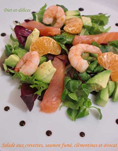 Salade aux crevettes, saumon fumé, clémentines et avocat