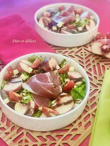 Salade aux pêches et jambon cru