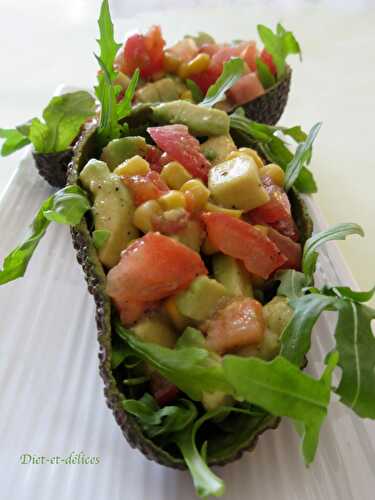 Salade composée aux tomates, avocat et maïs