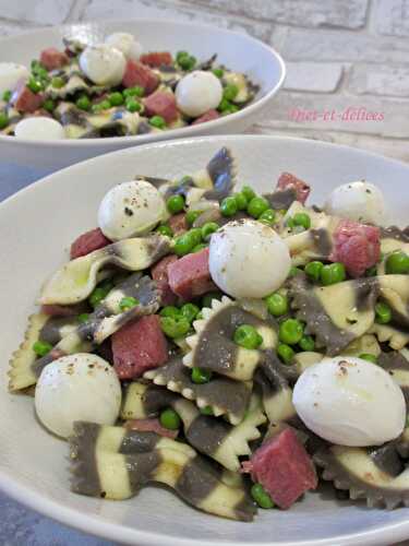 Salade de farfalle aux petits pois et dés de jambon