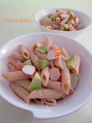 Salade de pâtes à l’avocat, surimi et sauce cocktail