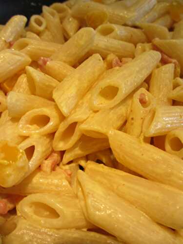 Salade de penne aux poivrons, lardons et curry