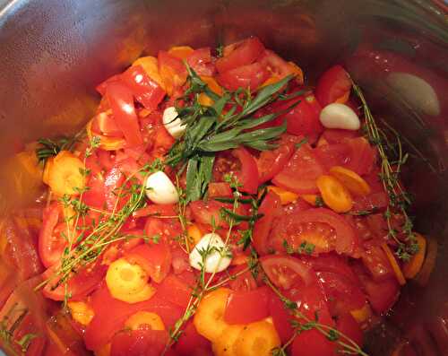 Sauce tomate mijotée aux herbes fraîches