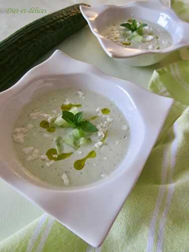 Soupe glacée au concombre, menthe et yaourt grec