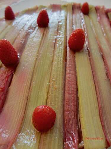 Tarte amandine à la compotée de fraises et rhubarbe