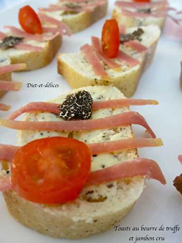 Toasts au beurre de truffe et jambon cru