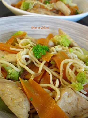 Wok de nouilles chinoises au poulet et aux légumes