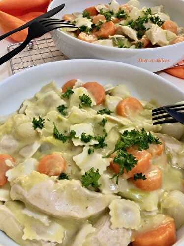 Blanquette de poulet aux ravioles aux cèpes et petits légumes