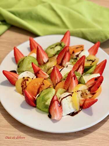 Salade de tomates et fraises à la mozzarella