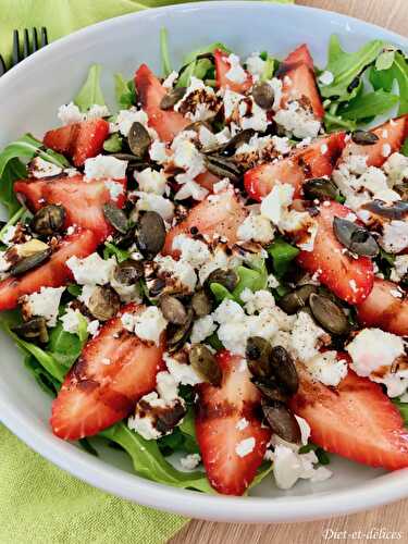 Salade sucrée salée roquette fraises à la feta et graines de courges