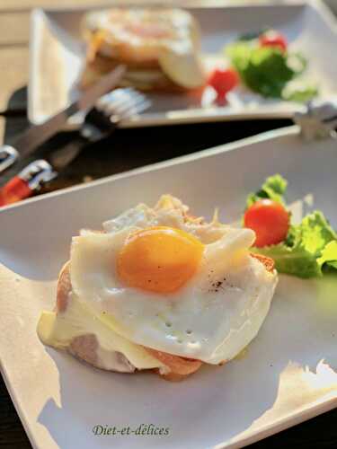 Croque madame au rôti de porc gris et oignons caramélisés