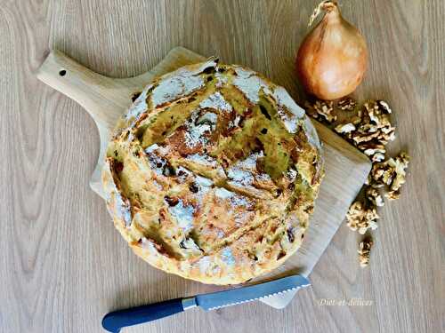 Pain cocotte aux lardons, à l’oignon et aux noix