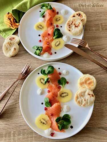 Assiette de saumon fumé aux fruits frais