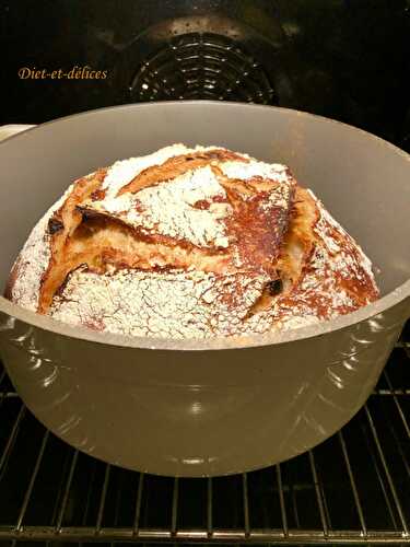 Pain cocotte au levain, noix, amandes et raisins secs