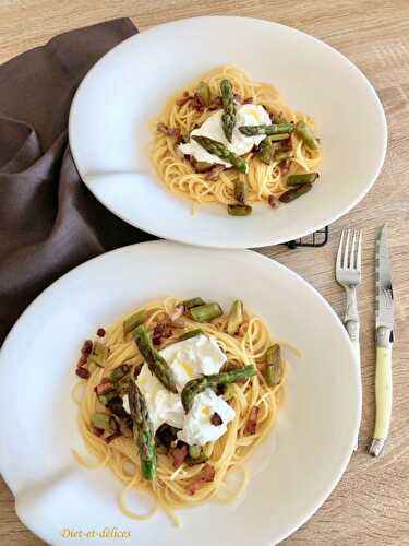 Spaghetti aux asperges vertes, lardons fumés et burrata