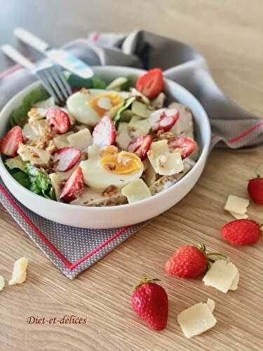 Salade gourmande au poulet et aux fraises