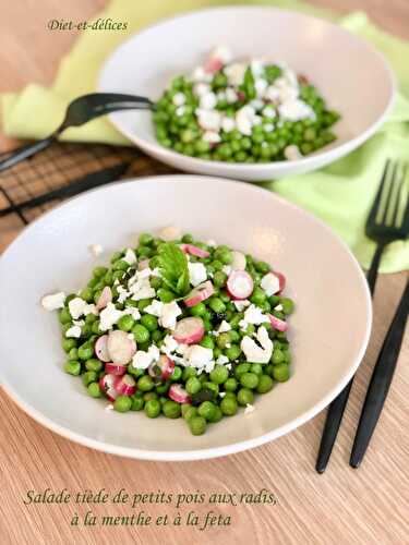 Salade tiède de petits pois aux radis, à la menthe et à la feta