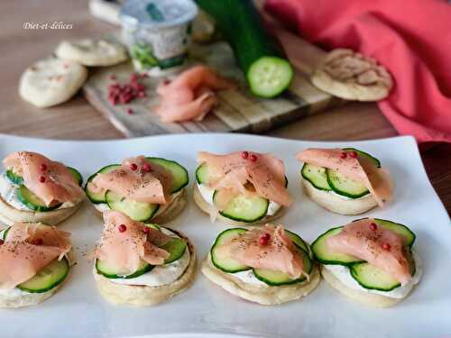 Blinis au concombre, saumon fumé et sauce aux fines herbes