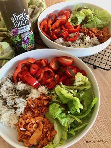 Bowl au thon, riz, légumes et sauce au sésame noir