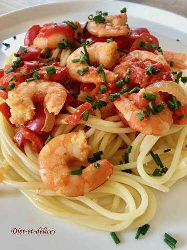 Spaghetti aux crevettes, sauce aux poivrons et aux tomates
