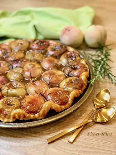 Tarte tatin de pêches au romarin