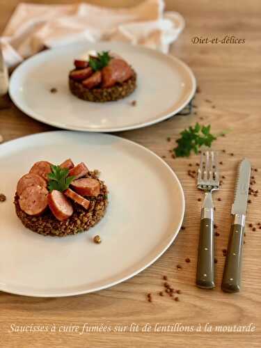 Saucisses à cuire fumées sur lit de lentillons à la moutarde