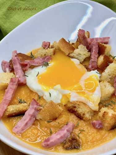 Soupe au potimarron et patate douce, oeuf poché et lardons de volaille