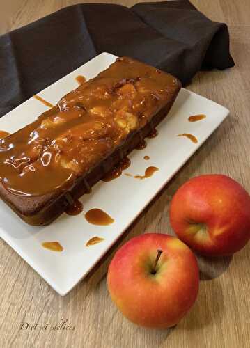 Gâteau au yaourt aux pommes et caramel au beurre salé