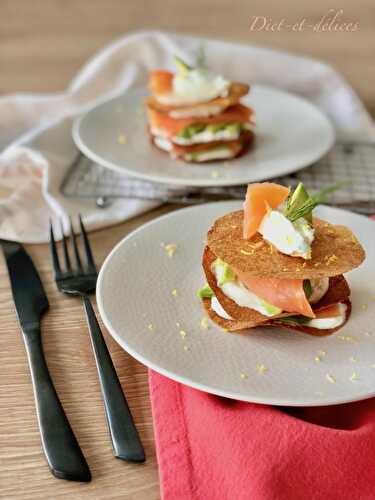 Mille-feuilles de saumon fumé à l’avocat et chantilly salée à l’aneth