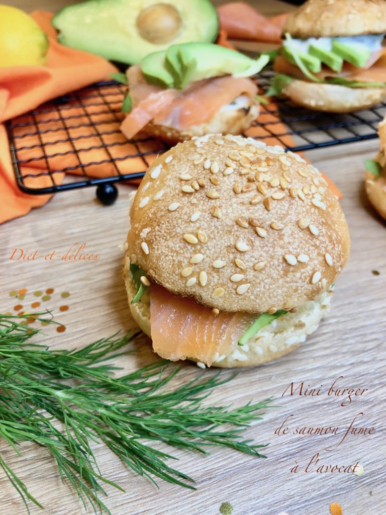 Mini burger de saumon fumé à l’avocat