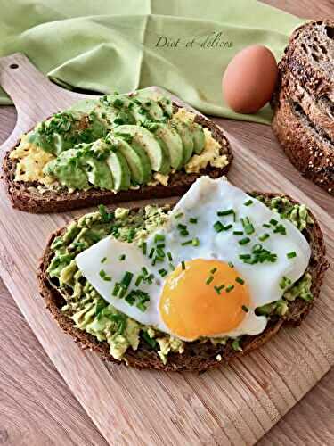 Avocado toast à l’oeuf en deux façons