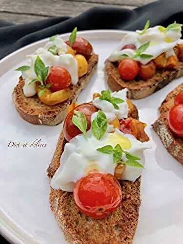 Bruschetta aux tomates rôties déglacées à la crème balsamique à l’ail et burrata