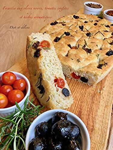 Focaccia aux olives noires, tomates confites et herbes aromatiques