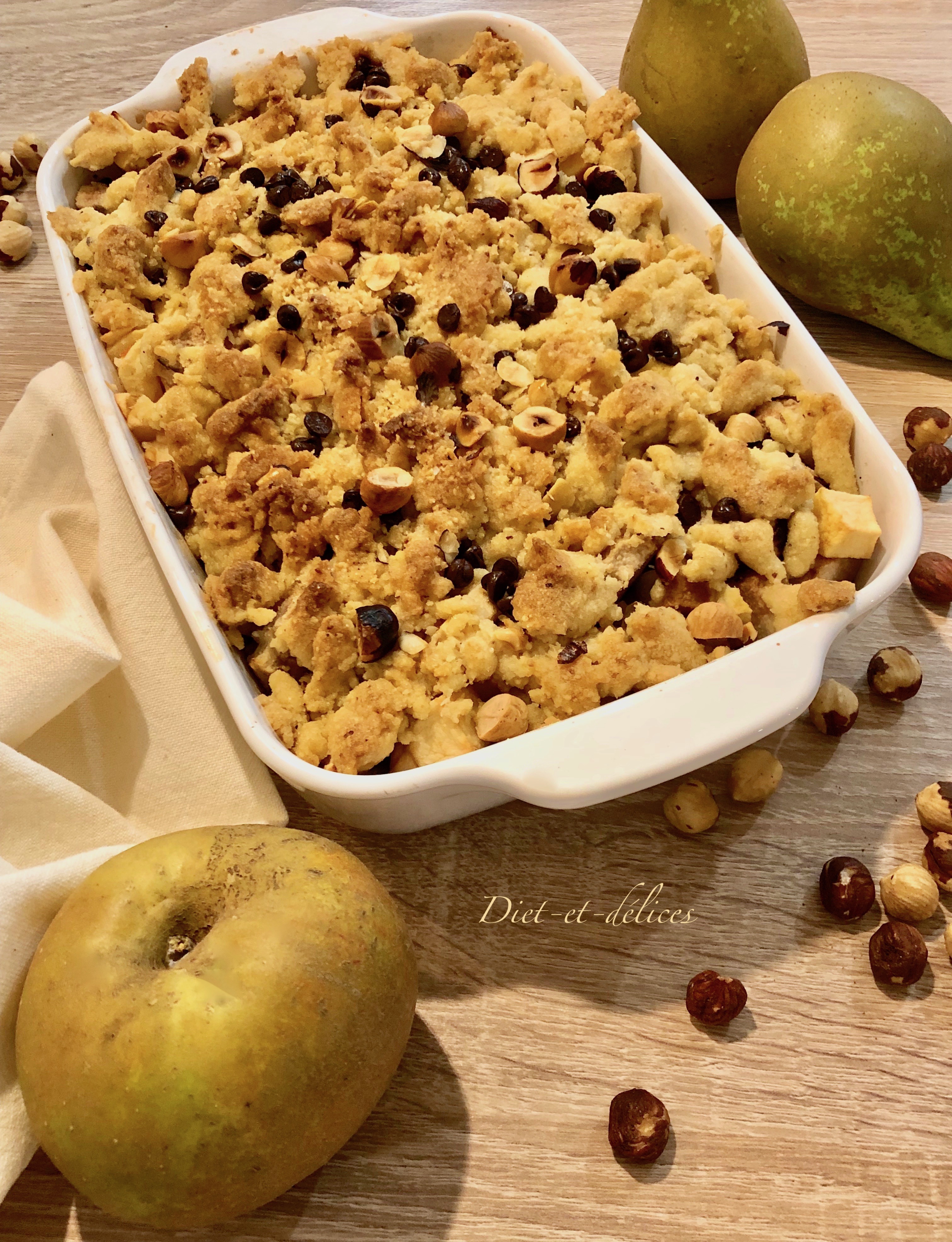 Crumble poires et pommes aux noisettes et pépites de chocolat