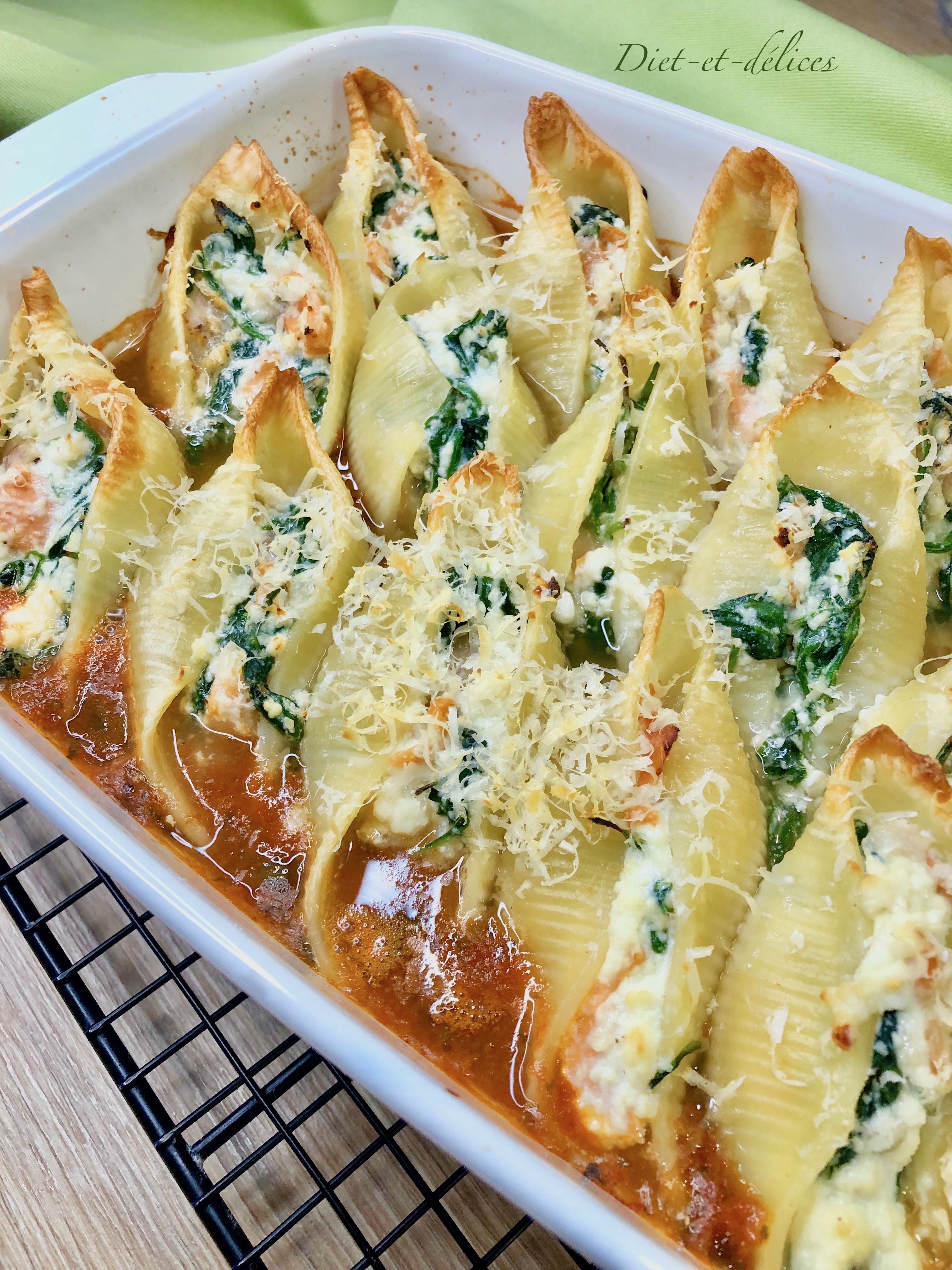 Conchiglioni farcis au saumon fumé, épinards et ricotta, sur son lit de sauce tomate