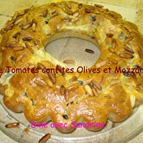 Un Cake Tomates confites Olives Mozzarella