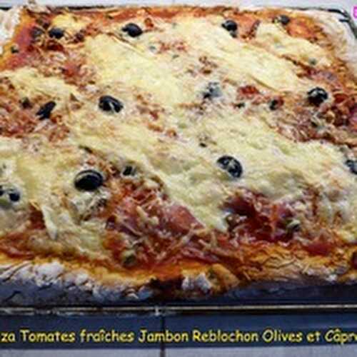 Une Pizza Tomates fraîches Jambon Reblochon