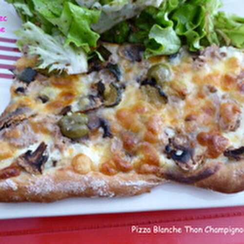 Une Pizza blanche au Thon Champignons et Olives