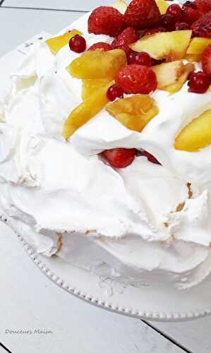 Pavlova pêche fraise groseilles